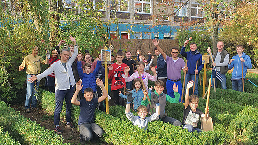Instektenhotel Grundsteinlegung bei schönstem Wetter