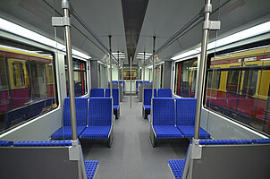 Neuer Glanz Blick in den Fahrgastraum der renovierten Baureihe 481