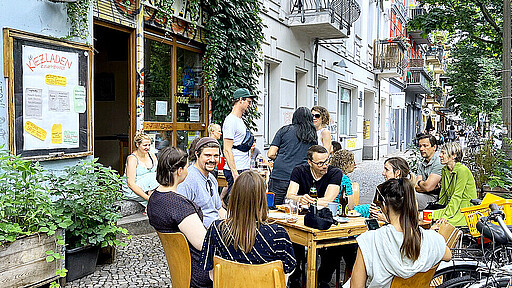 Für ein neues Miteinander Blick auf den „Kiezladen Zusammenhalt“ in der Dunckerstraße 14 in Berlin
