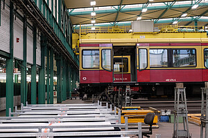 Der Lack muss ab! Eine S-Bahn der Baureihe 481 mit alter Außenlackierung in der Werkstatt Schöneweide.
