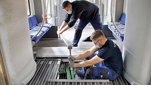 Philipp Lilienkamp und Florian Grote schrauben die Kupplung zusammen. Philipp Lilienkamp und Florian Grote schrauben die Kupplung zusammen.