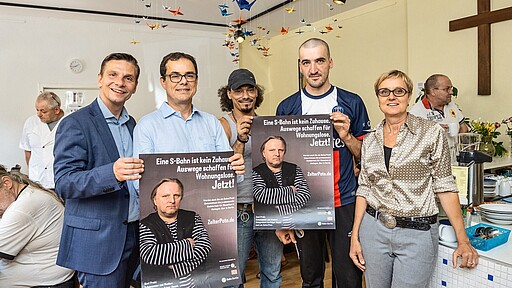 Start der Plakataktion ZelterPate Freuen sich über den Start der Plakataktion: Andreas Mende, Geschäftsführer des Trägers Beratung + Leben GmbH, S-Bahn-Chef Peter Buchner, die ehrenamtlichen Helfer Daniel Marquardt und Adam Donaiski sowie Tagesstätten-Leiterin Simona Barack (v.l.n.r)