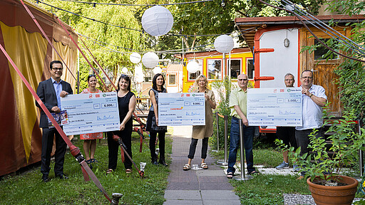 Sozialprojekte 2021 Scheckübergabe Vielen Menschen ein Lächeln ins Gesicht gezaubert (v. l. n. r.): Peter Buchner (S-Bahnchef) und Daniela Franke (Werbung und Kommunikation S-Bahn Berlin) haben bei bestem Sommerwetter die Schecks an Anna Bandt (Diakonie Stadtmitte), Anne Kirschneck (GrenzKultur), Britta Niehaus (Grenzkultur/Cabuwazi Treptow) sowie Rainer Rucktäschel und Ingo Freese (Verein Kleingartenanlage „Am Forsthaus“) übergeben.