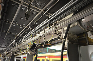 Kabelsalat Offene Elektronik einer 481er-S-Bahn während der Generalüberholung des Zuges.