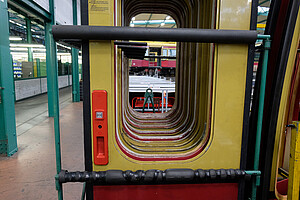 Wo die eine Tür zufällt... Die ausgetauschten alten Türen einer S-Bahn der Baureihe 485.