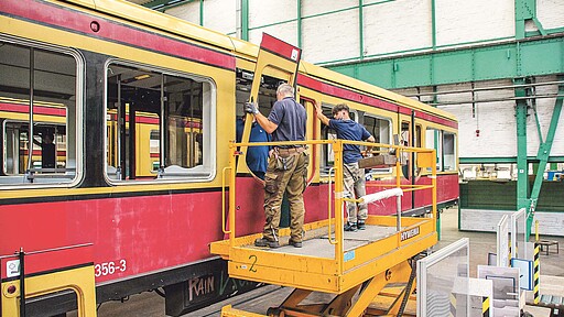 Ramazan Irmak, Christian Quarg und Marco Waldeyer beim Aushängen der Türen Ramazan Irmak, Christian Quarg und Marco Waldeyer beim Aushängen der Türen