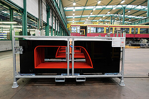 ... öffnet sich eine andere. Die neuen schwarzen Türen der BR 481 fertig zum Einbau.