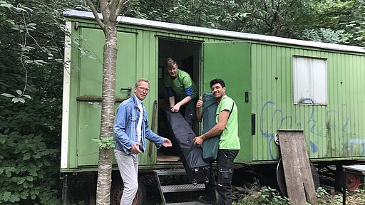 Hereinspaziert in die bald schon gemütliche Stube. Immer drei bis vier Jugendliche arbeiten seit dem Ende der Sommerferien am Umbau des ehemaligen Zirkuswagens.