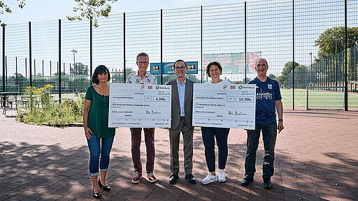 Nicht nur die große Welt retten Ute Albrecht von SOS-Kinderdorf Berlin, Matthias Fischer-Kallenberg, Sozialpädagoge in der Zweigstelle Gatow, Tanja Henseler vom VBB, S-Bahn-Chef Peter Buchner und Gerd Thomas, Vorsitzender des Fußballvereins FC Internationale Berlin 1980 (v.l.) bei der Übergabe der Schecks.