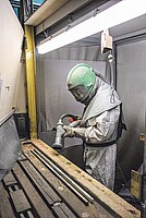 Dirk Voß beim Sandstrahlen Mit dem Sandstrahlverfahren wird dem Rost zu Leibe gerückt.