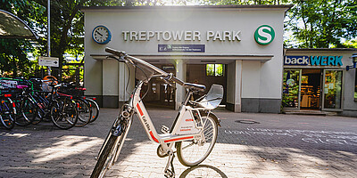 Die Station des Call a Bike Fahrradverleihs am Eingang zum S-Bahnhof Treptower Park.