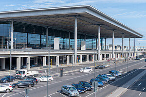 Terminal 1 In future, buses and taxis will stop in front of Terminal T1.