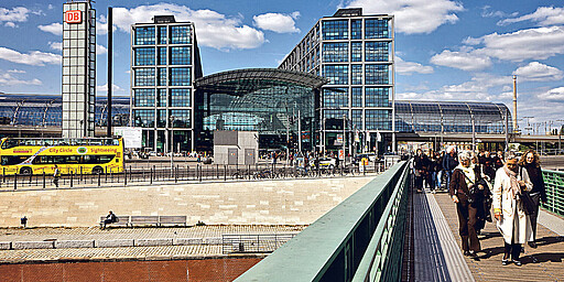 Hauptbahnhof The main station from the front