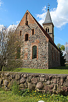 Die hübsche Feldsteinkirche ist eines der ältesten Gebäude im Landkreis Oberhavel und wurde vermutlich bereits vor 1250 errichtet. Von Mai bis Oktober finden hier die Schönfließer Sommermusiken statt, mit musikalischen Veranstaltungen von Klassik bis Jazz.